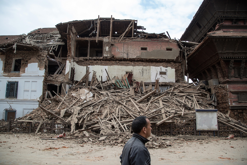 Illustration for article titled Photos from the devastating 7.8 magnitude earthquake in Nepal
